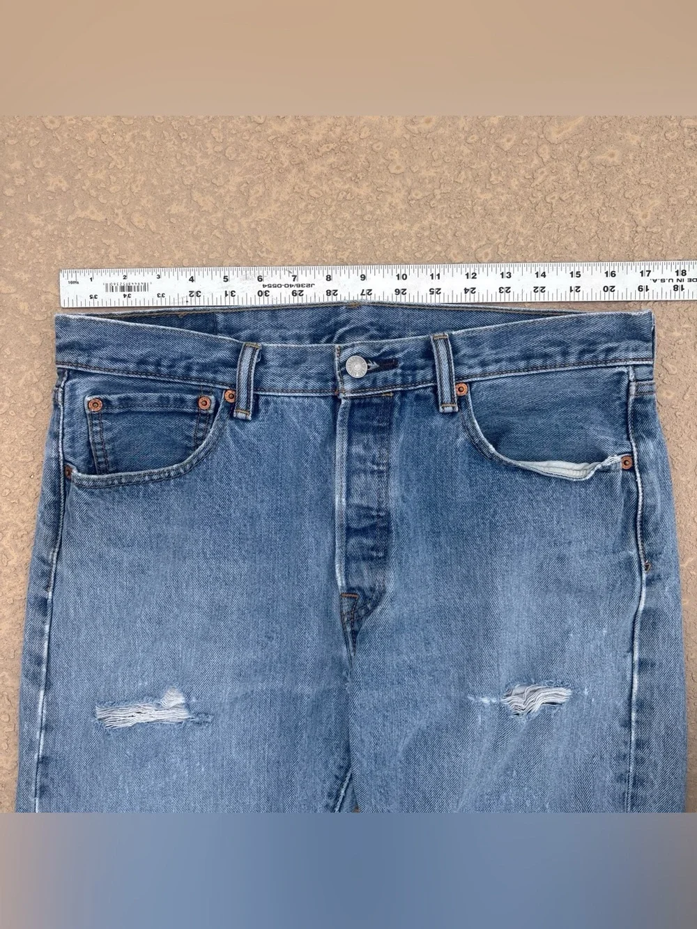 Men’s Levis 501 Light Wash Distressed Jeans Vintage 2000s